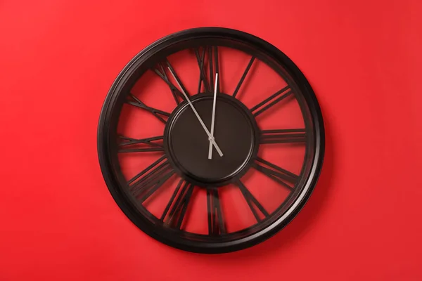 Klockan Visar Fem Minuter Till Midnatt Röd Bakgrund Nedräkning Nyår — Stockfoto