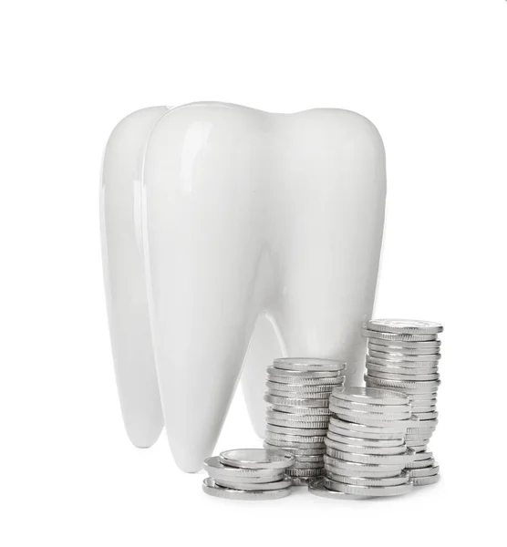 Keramický Model Zubu Mincí Bílém Pozadí Drahá Léčba — Stock fotografie