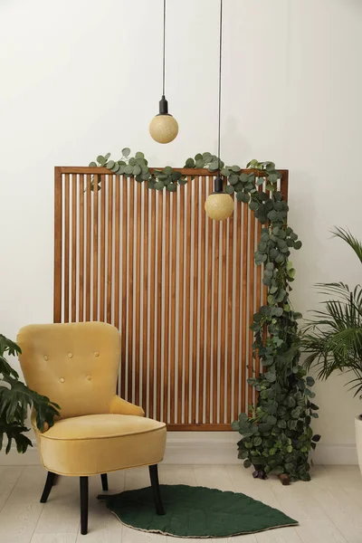 木製スクリーン 花の装飾と快適なアームチェア室内でスタイリッシュなフォトゾーン — ストック写真