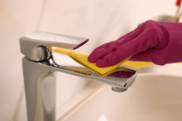 Kobieta Rękawiczkach Czyszczenie Kran Umywalka Łazienka Szmatą Zbliżenie — Zdjęcie stockowe