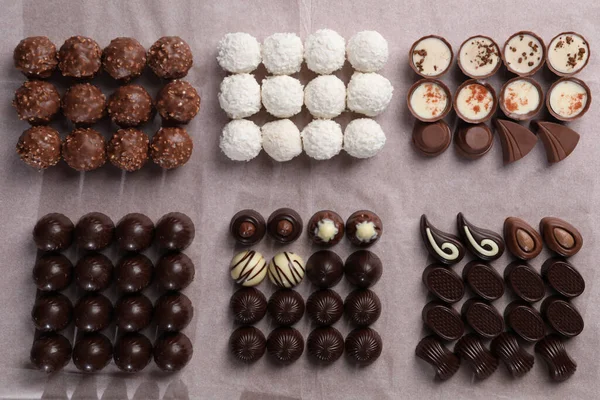 Muitos Doces Chocolate Deliciosos Mesa Flat Lay Linha Produção — Fotografia de Stock