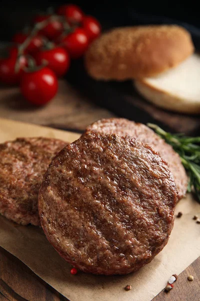 Gustose Polpette Hamburger Alla Griglia Con Condimenti Tavolo Legno Primo — Foto Stock
