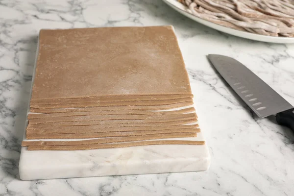 Hacer Soba Casera Fideos Trigo Sarraceno Sobre Una Mesa Mármol — Foto de Stock