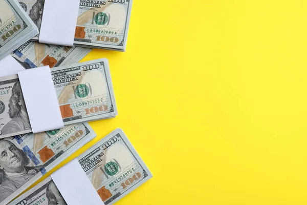 Sarı arka planda banknotlar, düz yatış. Metin için boşluk