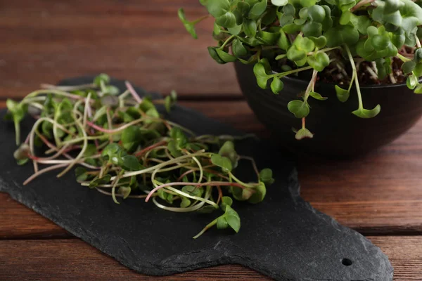 Slate Board Met Verse Radijs Microgreens Houten Tafel — Stockfoto