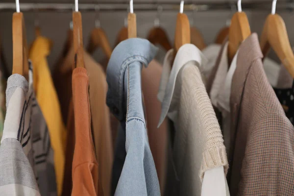 옷장을 정리하는 — 스톡 사진