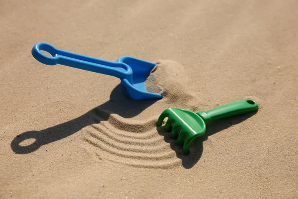 Kumsaldaki Parlak Plastik Oyuncaklar Açık Hava Oyunu — Stok fotoğraf