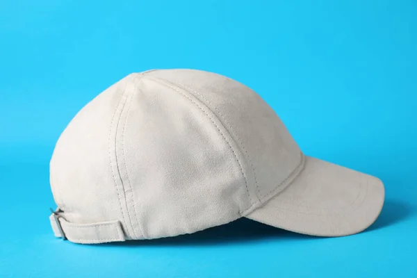 浅蓝色背景的时髦米色棒球帽 — 图库照片