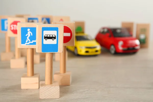 Nombreux Panneaux Routiers Miniatures Voitures Sur Table Bois Espace Pour — Photo