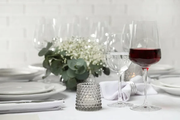 Glas Heerlijke Wijn Elegante Tafelschikking Restaurant — Stockfoto