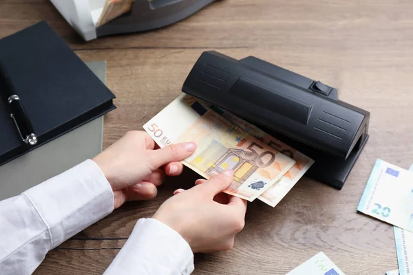 Γυναίκα Ελέγχει Τραπεζογραμμάτια Ευρώ Ανιχνευτή Νομισμάτων Ξύλινο Τραπέζι Κοντινό Πλάνο — Φωτογραφία Αρχείου