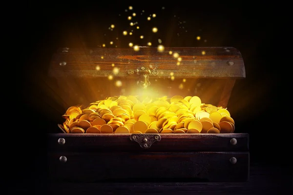 Відкриті Скарби Золотими Монетами Столі Чорному Тлі — стокове фото
