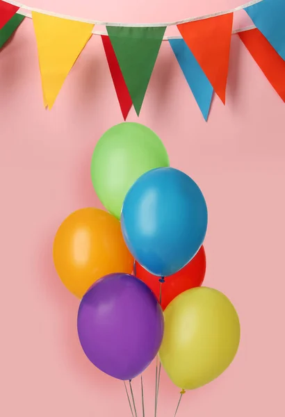Πολύχρωμα Μπαλόνια Και Διακοσμητικά Bunting Σημαίες Ροζ Φόντο — Φωτογραφία Αρχείου