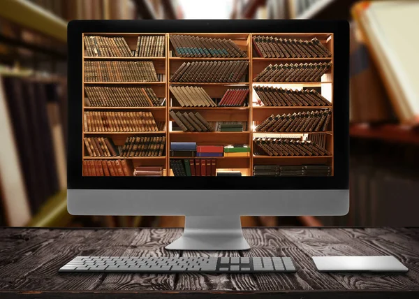 Biblioteca Línea Computadora Moderna Mesa Madera Estantes Con Libros Interiores — Foto de Stock
