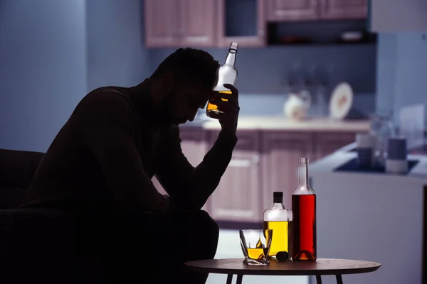 Silhouet Van Verslaafde Man Met Alcoholische Dranken Keuken — Stockfoto