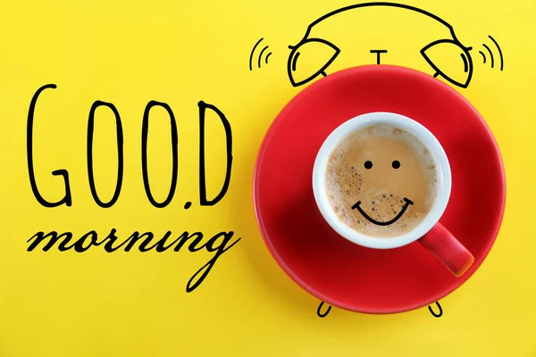 Kopje Lekkere Koffie Gele Achtergrond Bovenaanzicht Goedemorgen — Stockfoto