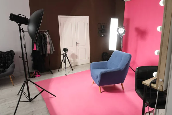 Elegante Sillón Azul Estudio Fotográfico Con Equipo Profesional — Foto de Stock