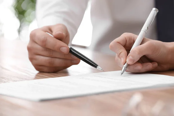 Geschäftsleute Unterzeichnen Vertrag Tisch Büro Nahaufnahme — Stockfoto