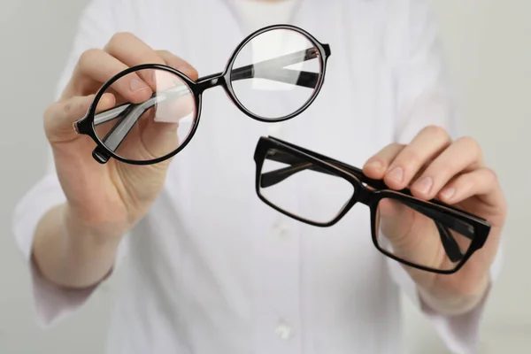 Mujer Con Gafas Diferentes Sobre Fondo Claro Primer Plano —  Fotos de Stock