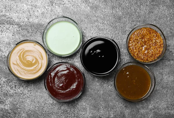 Nombreuses Sauces Différentes Sur Table Grise Plat — Photo