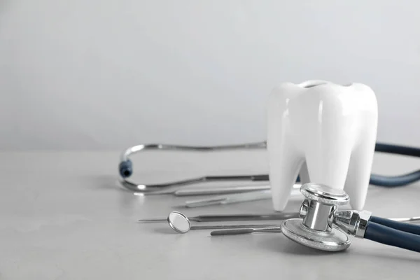 Soporte Forma Diente Juego Diferentes Herramientas Del Dentista Estetoscopio Mesa —  Fotos de Stock