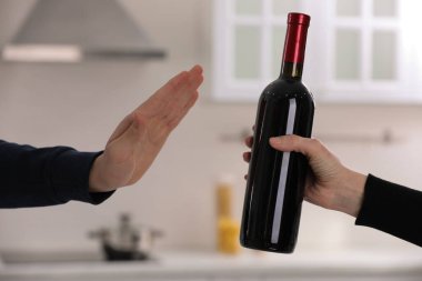 Mutfakta kırmızı şarap içmeyi reddeden adam, yakın plan. Alkol bağımlılığı tedavisi