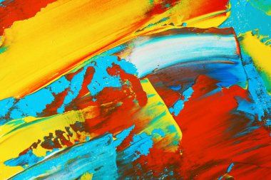 Arkaplan olarak karışık parlak boya içeren ressamın paletinin yakın görüntüsü