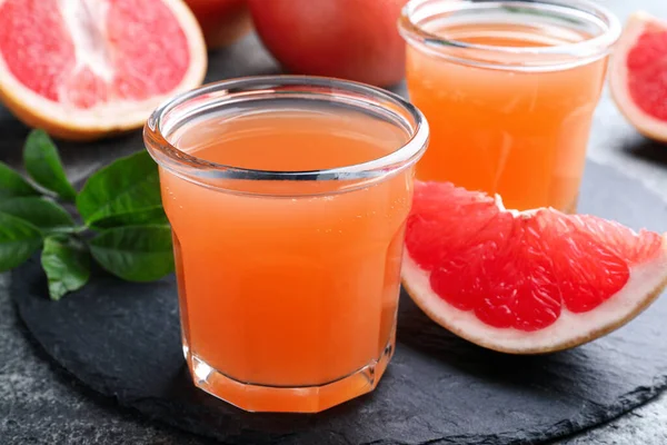 Leckerer Frisch Gemachter Grapefruitsaft Und Obst Auf Grauem Tisch — Stockfoto