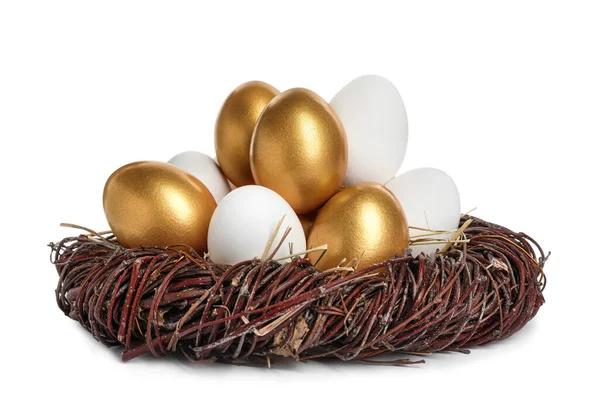 Nest Met Gouden Eieren Onder Gewone Eieren Witte Achtergrond — Stockfoto