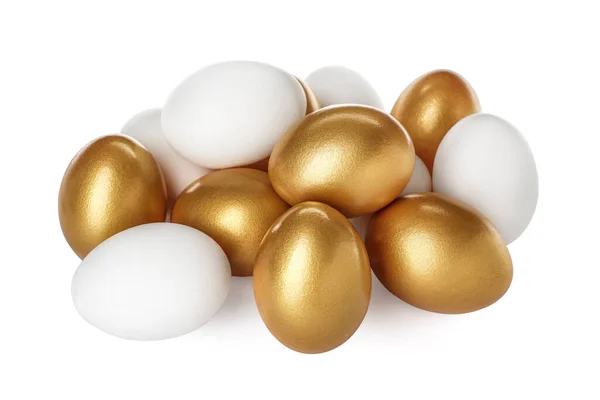 Золотые Яйца Среди Обычных Белом Фоне — стоковое фото