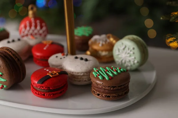 Krásně Zdobené Vánoční Macaronů Bílém Stole Proti Rozmazané Slavnostní Světla — Stock fotografie