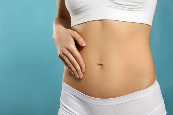 Mujer Cogida Mano Vientre Contra Fondo Azul Claro Primer Plano — Foto de Stock