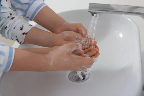 Ibu Dan Anak Perempuan Mencuci Tangan Dengan Sabun Cair Bersama — Stok Foto