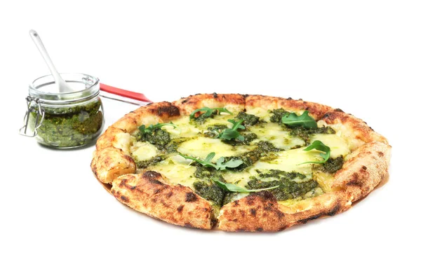 Pizza Deliciosa Com Pesto Queijo Rúcula Perto Jarra Molho Fundo — Fotografia de Stock