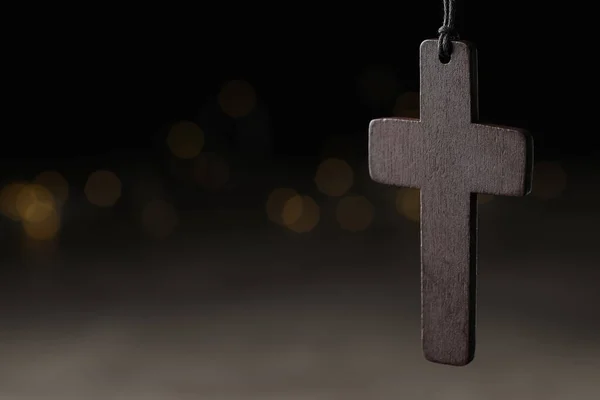 Cruzamento Cristão Madeira Contra Luzes Embaçadas Close Espaço Para Texto — Fotografia de Stock