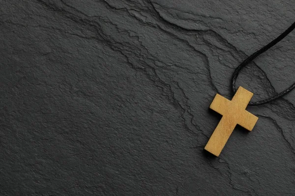Christliches Kreuz Auf Schwarzem Tisch Draufsicht Raum Für Text — Stockfoto