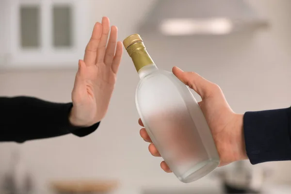 Mujer Negándose Beber Vodka Cocina Primer Plano Tratamiento Adicción Alcohol —  Fotos de Stock