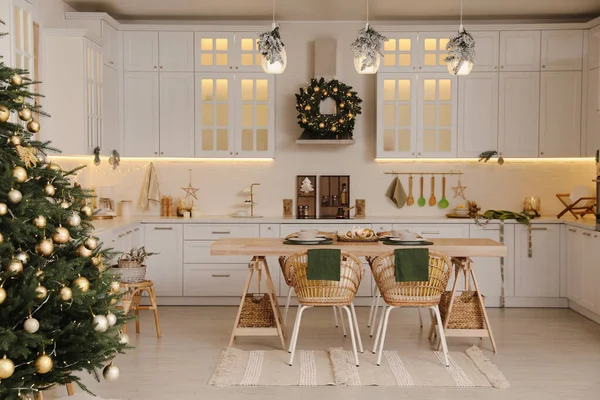クリスマス用に装飾された広々としたキッチン インテリアデザイン — ストック写真