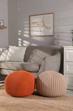 Şık örülmüş puf ve kanepe oturma odasında. Ev tasarımı