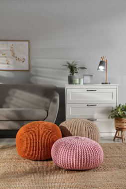 Şık örülmüş puf ve kanepe oturma odasında. Ev tasarımı