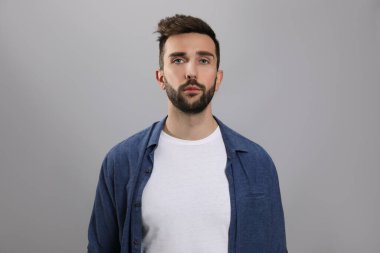 Gri arka plan üzerinde yakışıklı adam portresi