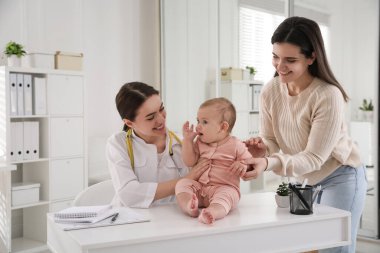 Anne ve bebek doktoru kliniğe geliyor.