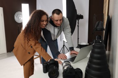 Stüdyoda profesyonel fotoğrafçı olan güzel bir Afro-Amerikan modeli.