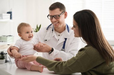 Anne ve bebek doktoru kliniğe geliyor.