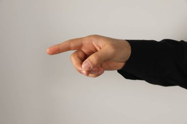 Adam arka plandaki bir şeyi işaret ediyor, yakın plan.