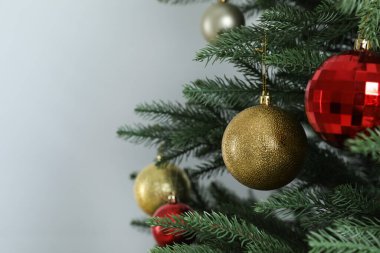 Beyaz arka planda parlak mücevherleri olan güzel bir Noel ağacı, yakın plan. Metin için boşluk