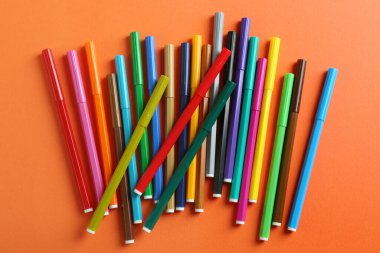 Turuncu arka planda bir sürü renkli işaret var. Okul sayfası