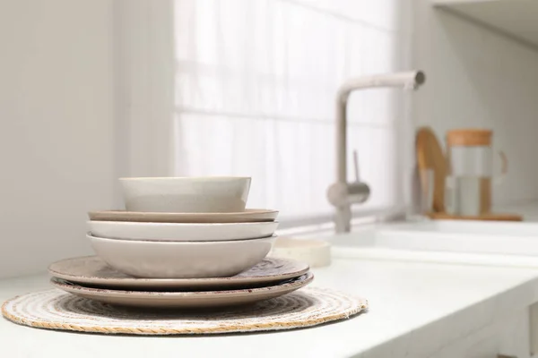 Temiz Bulaşıkları Mutfak Lavabosunun Yanındaki Tezgaha Istifle — Stok fotoğraf