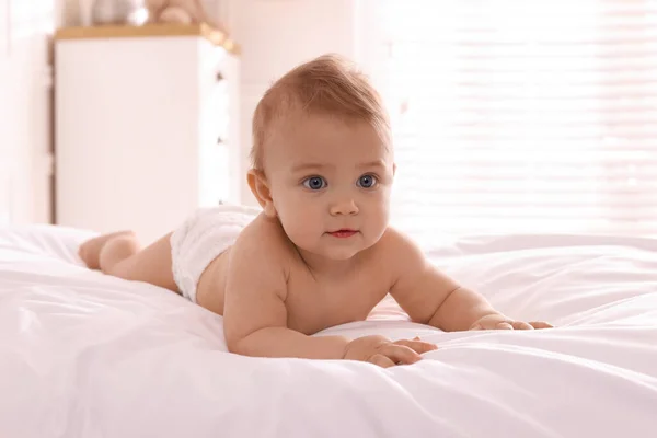 Cute Little Baby Łóżku Domu — Zdjęcie stockowe