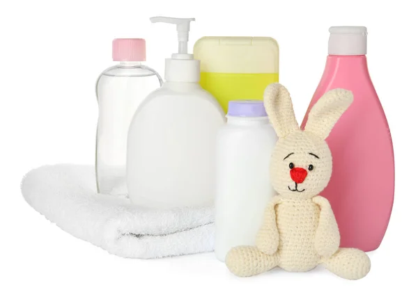 Set Van Baby Cosmetische Producten Konijnenspeelgoed Handdoek Witte Achtergrond — Stockfoto